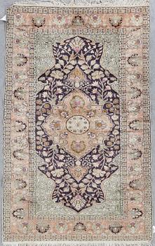 MATTA. Semiantik Kayseri sannolikt. Ca 181 x 115,5 cm.