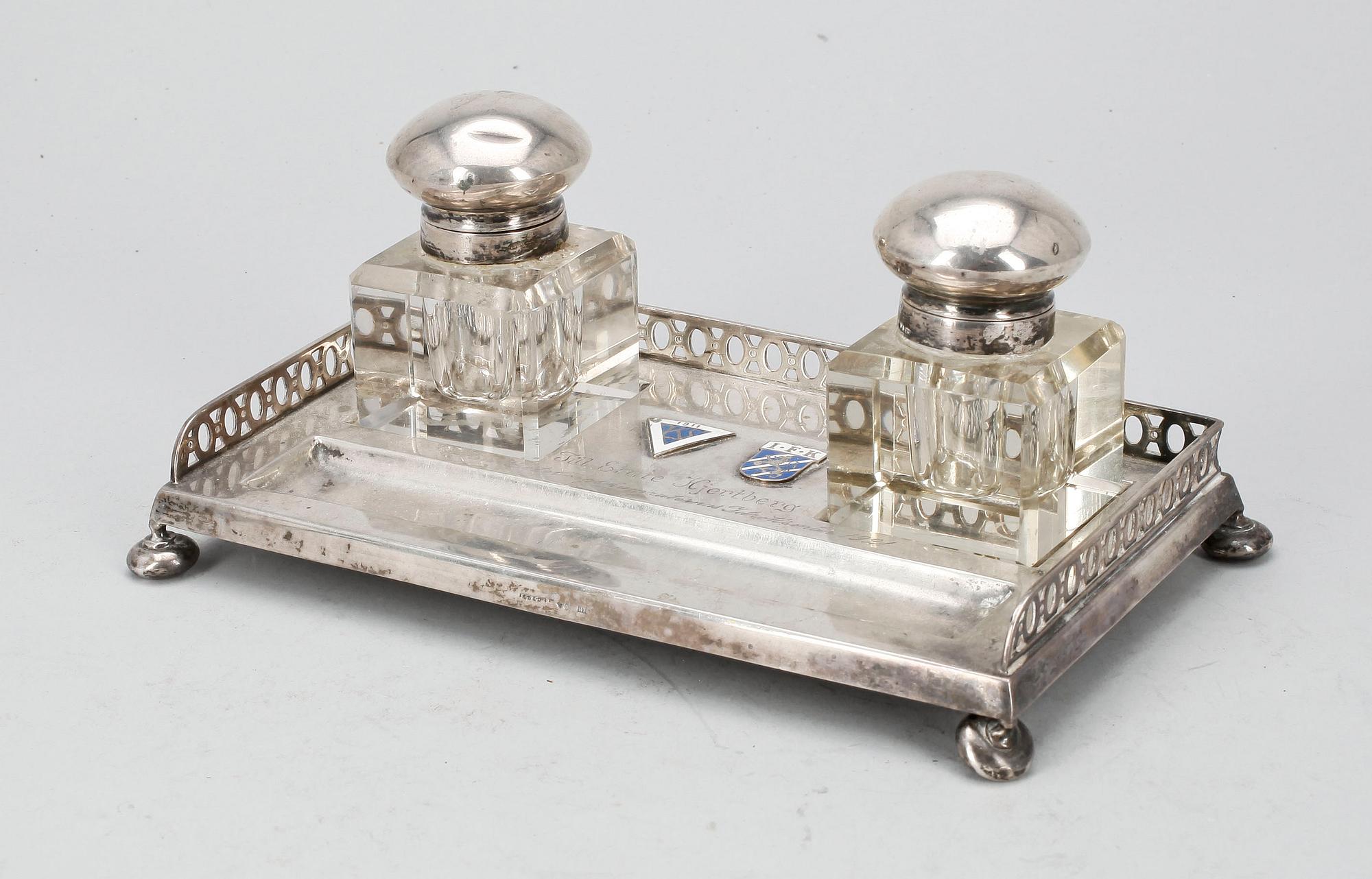 BORDSGARNITYR, 3 delar, silver och glas, K G Markströms Guldsmeds AB, Uppsala, 1919. Ställets vikt ca 279g.