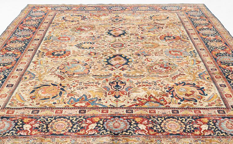 An antique Tabriz carpet, ca 354,5 x 276 cm.
