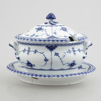 Two tureens, a creamer and two dishes, "Blue Fluted Half Lace"/"Musselmalet", Royal Copenhagen part 19th century.