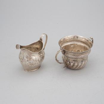 A SILVER LOVING CUP AND CREAMJUG, London 1804 och 1889. Weight ca 272 g.