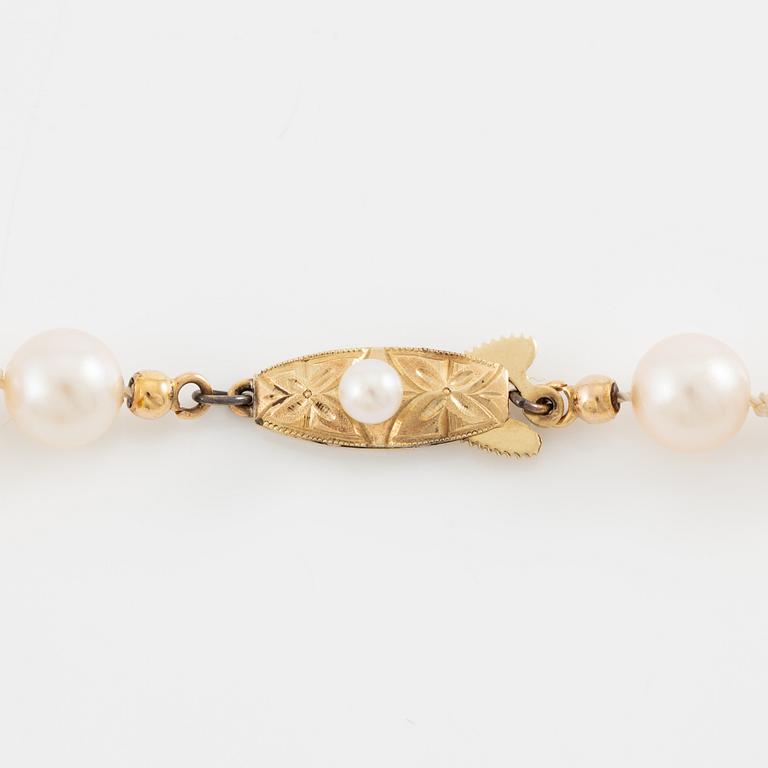 Pearl necklace, with cultured pearls, with a clasp in 14K gold.