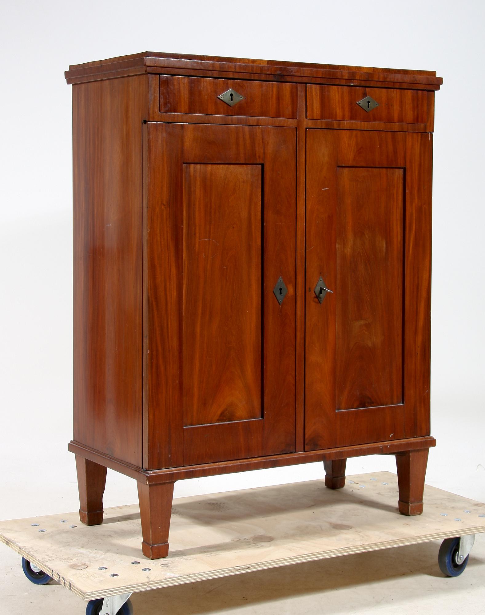 SKÄNK. Karl Johanstil, 1800-talets slut.