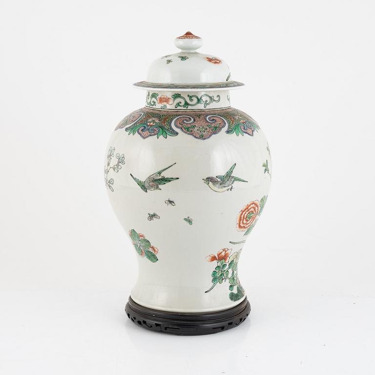 A Chinese porcelain urn with cover, 20th Century.