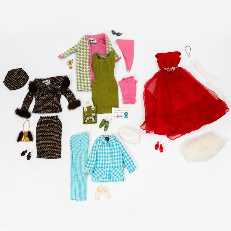 Barbies, 2 st, samt Chris och Tutti, med kläder och accessoarer, Mattel, 1960-1970-tal.