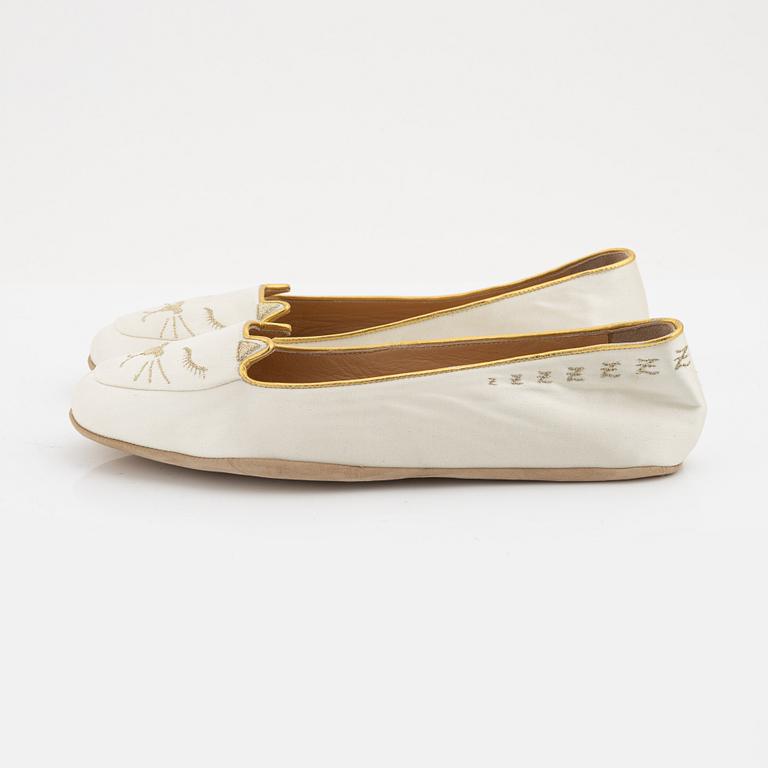 Charlotte Olympia, a pair of 'Cat nap' silk flats, a sleeping mask and a toilet bag, size S.