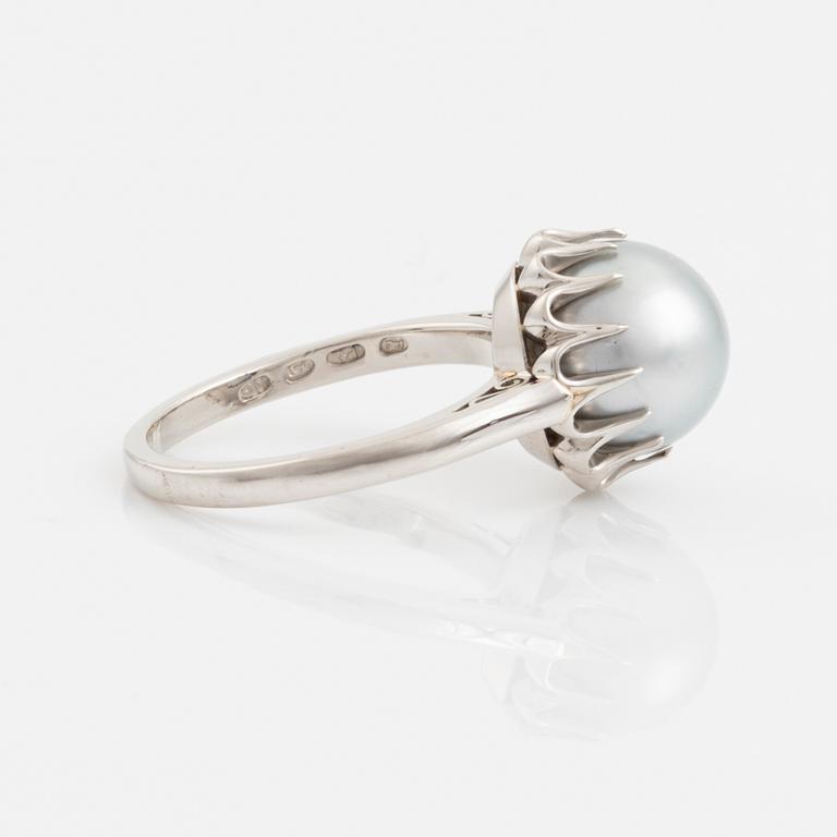 Ring with cultured Tahitian pearl.