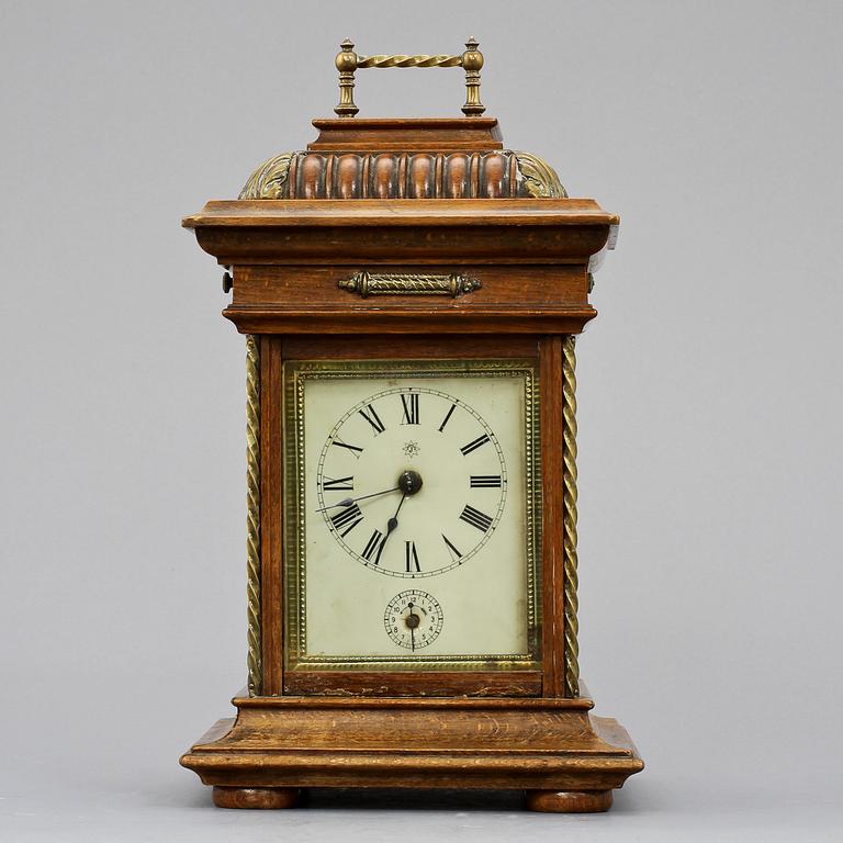 BORDSUR med SPELDOSA, Junghans, nyrenässans, omkr 1900.