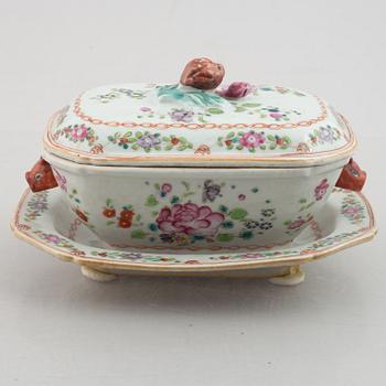 A famille rose butter tureen with cover and stand, Qing dynastin, Qianlong (1736-95).