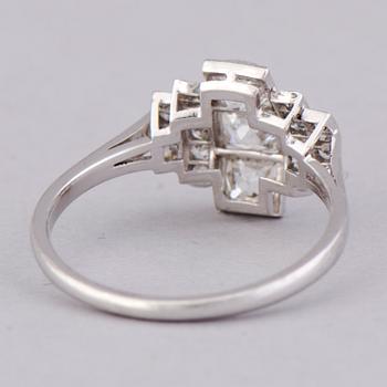 RING, Peruzzi- och åttkantslipade diamanter, platina. A. Tillander, Helsingfors.