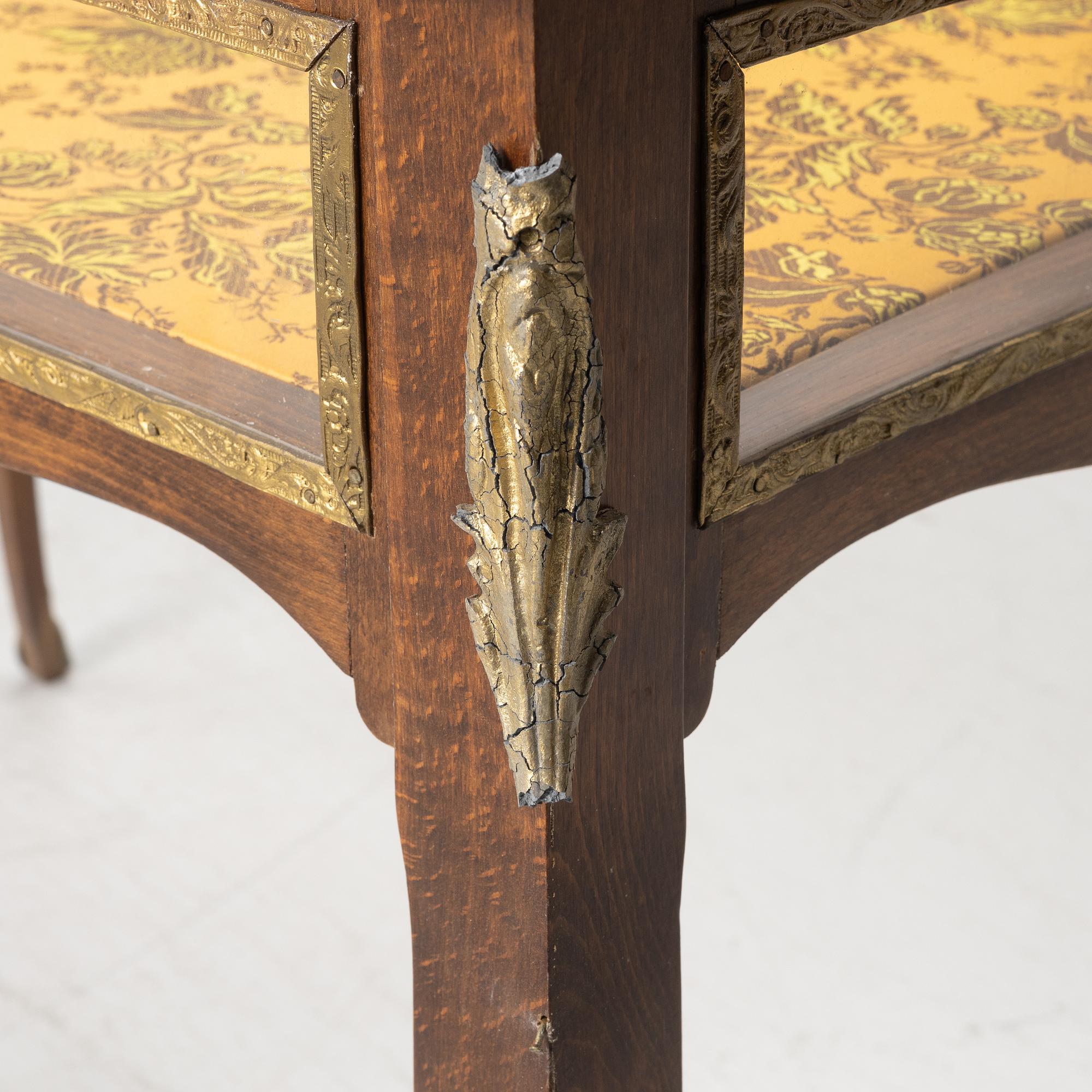 Display table, Louis XV style, from around the year 1900.