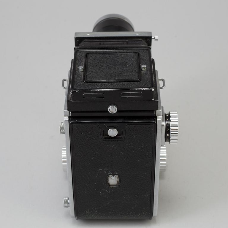 A Japanese Mamiyaflex C2 camera with Mamiya-Sekor 13,5 1:4,5 lens.