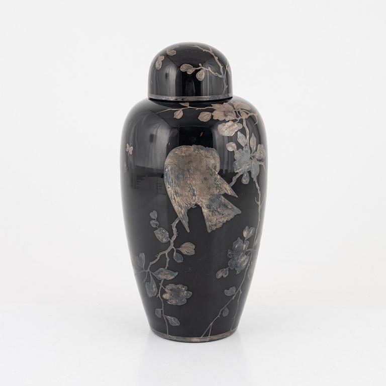 A Japanese urn with cover, 19th century.