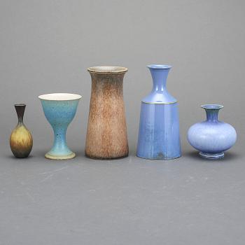 VASER 4 st OCH POKAL 1 st, stengods. Sven Wejsfelt, Gustavsberg studio, 1980-tal. Två unika.