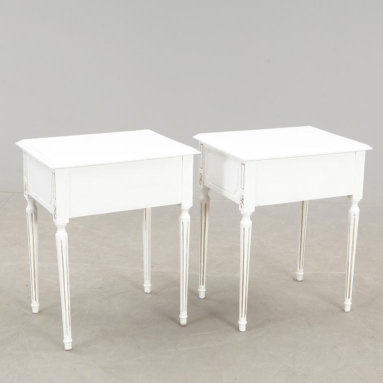 SÄNGBORD, ett par, gustaviansk stil, 1900-tal.