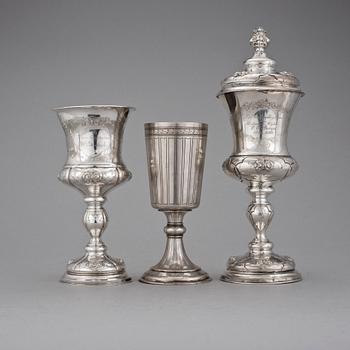 POKALER, 3 st, silver, bland annat barockstil, sannolikt Tyskland, 1800-talets slut.