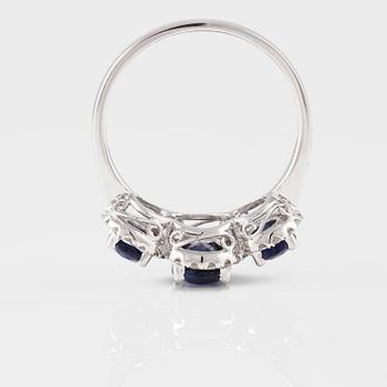 RING, 18K vitguld med briljantslipade diamanter 0.36 ct samt ovalslipade blå safirer 2.25 ct. Vikt 4,2 gram.