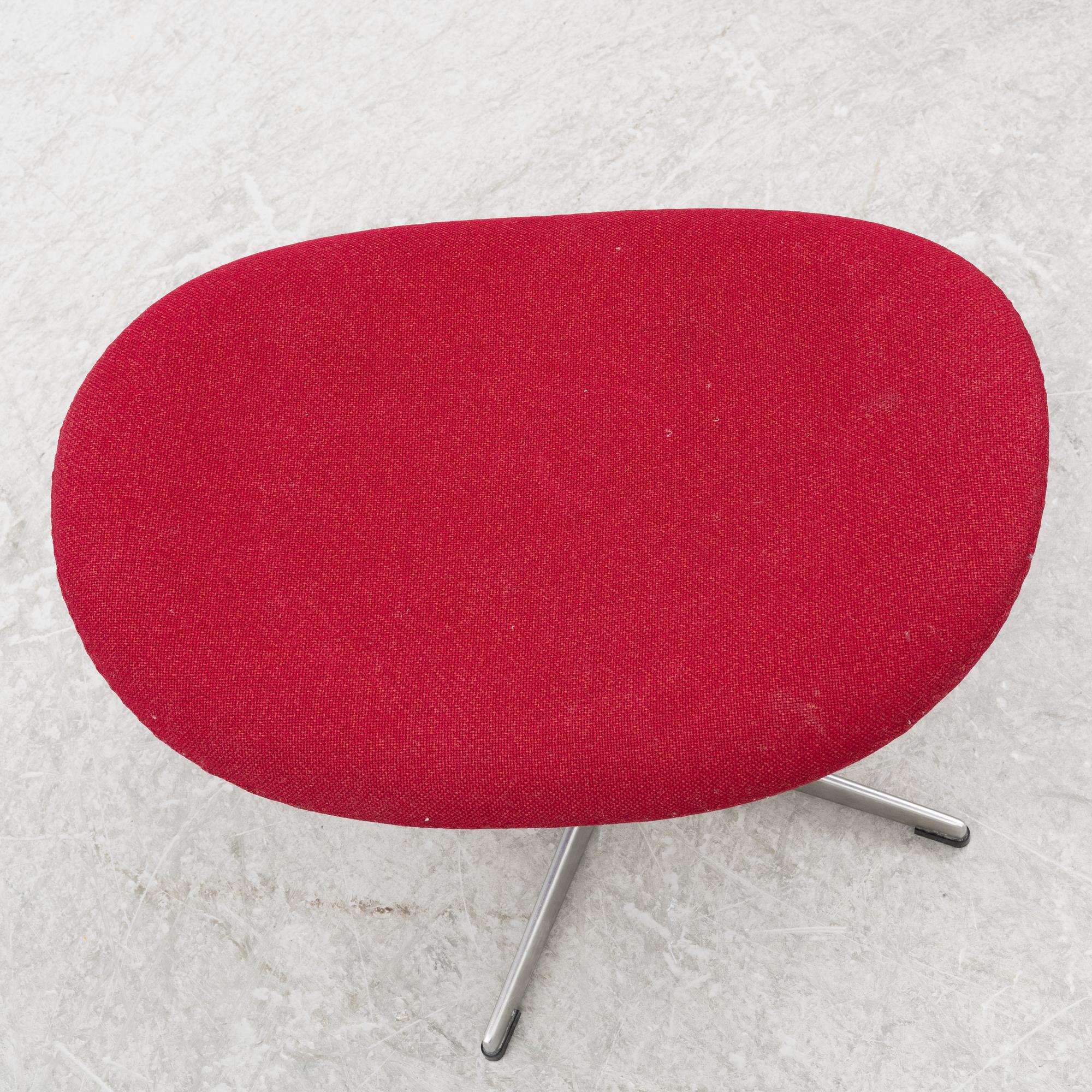 Arne Jacobsen, an armchair with footstool, "The Egg", Fritz Hansen, Danmark, 2000.