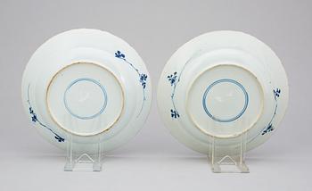 TALLRIKAR, ett par, porslin. Kangxi (1662-1722) Kina.