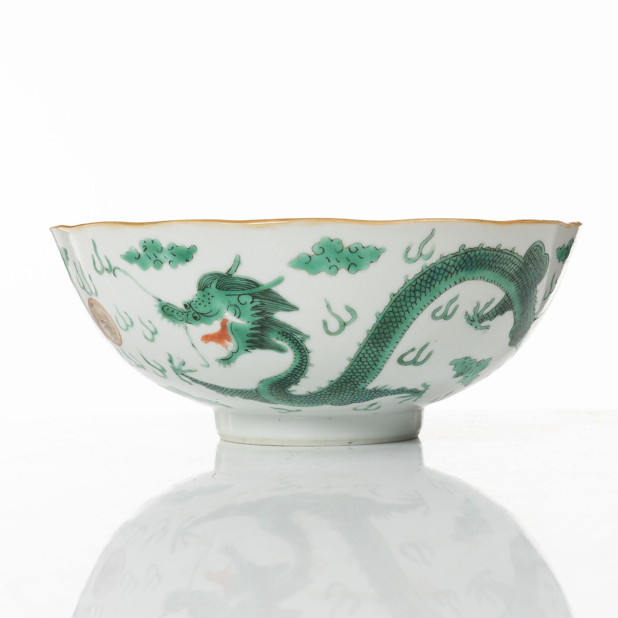 A Chinese enamelled 'dragon' porcelain bowl, Qing dynasty, 19th century.