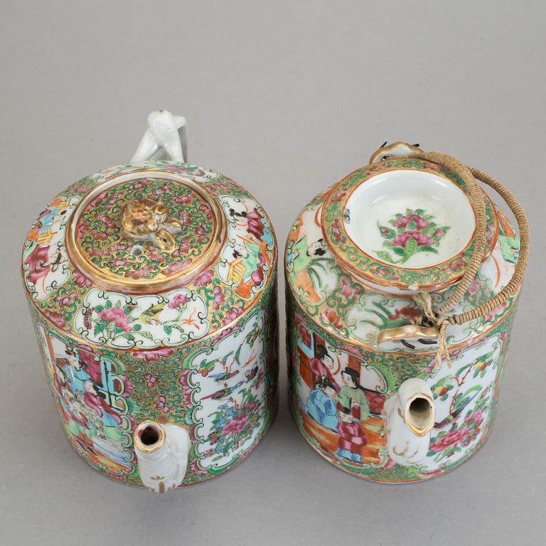 TEKANNOR, 2 st, porslin, Kina, omkring 1900.