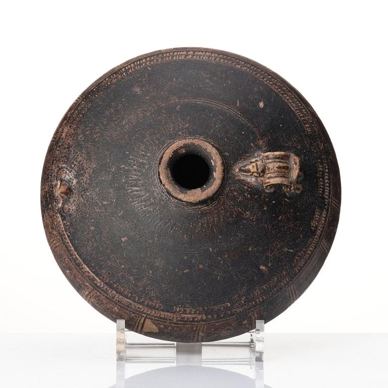 A Sawankhalok jar, Thailand/Kambodja, 14th/15th century.