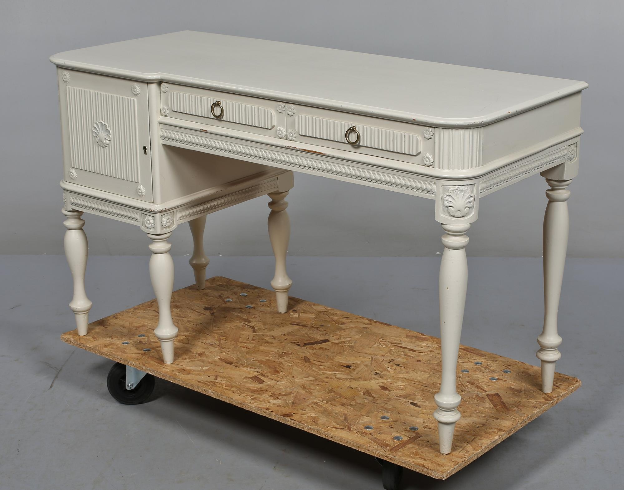 SKRIVBORD, omkring 1900-talets mitt.