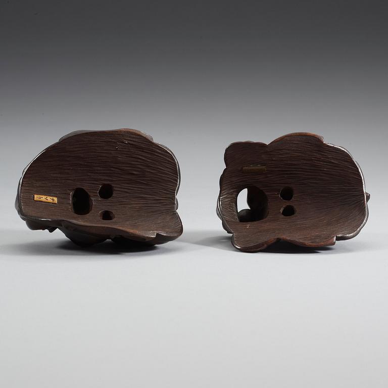 NETSUKES, två stycken, trä. Japan, Meiji (1868-1912). Signerade.