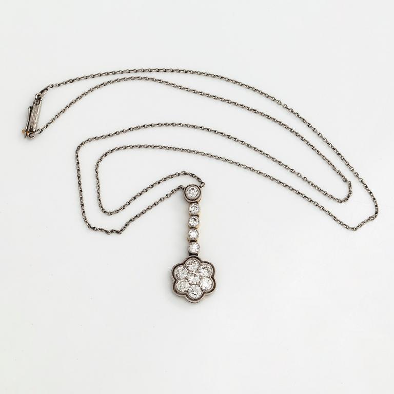 A platinum/17K gold necklace, set with old-cut diamonds, first half of the 20th century.