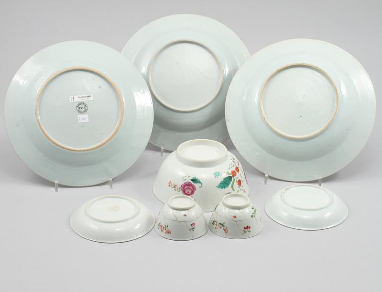 TALLRIKAR, 3 st, KOPPAR MED FAT, 2 st samt SKÅL, porslin, Kina, 1700-tal.