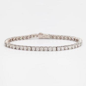 A 14K white gold tennis bracelet with diamonds ca. 8.38 ct in total. AIG certificate.