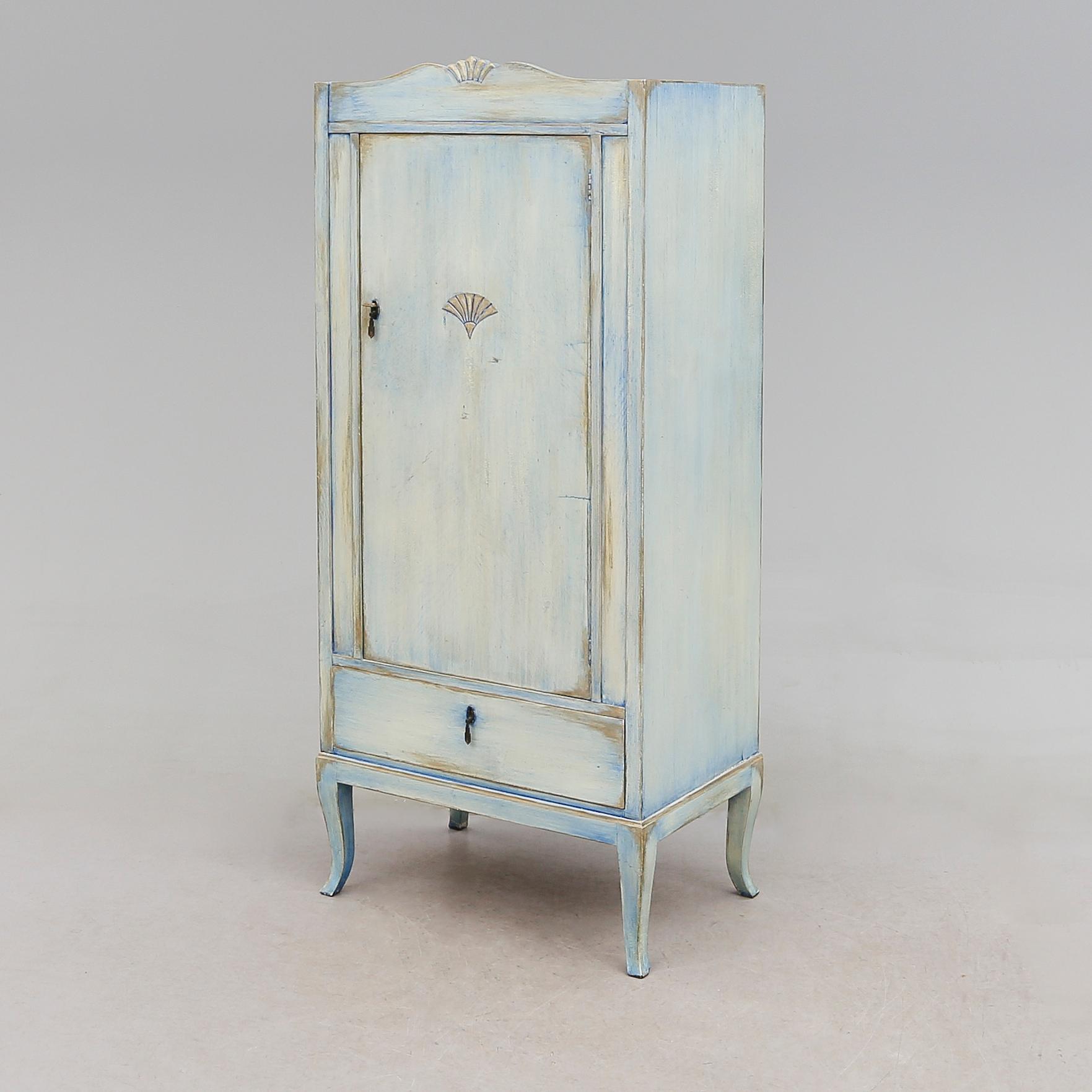 KLÄDSKÅP, 1900-talets första hälft.