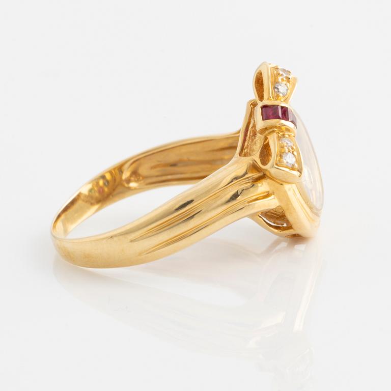 Ring, 18K guld med briljantslipade diamanter, rubiner, smaragd och safir.