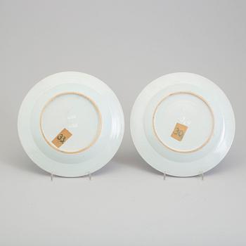 TALLRIKAR, ett par, kompaniporslin. Qingdynastin, Qianlong (1736-95).