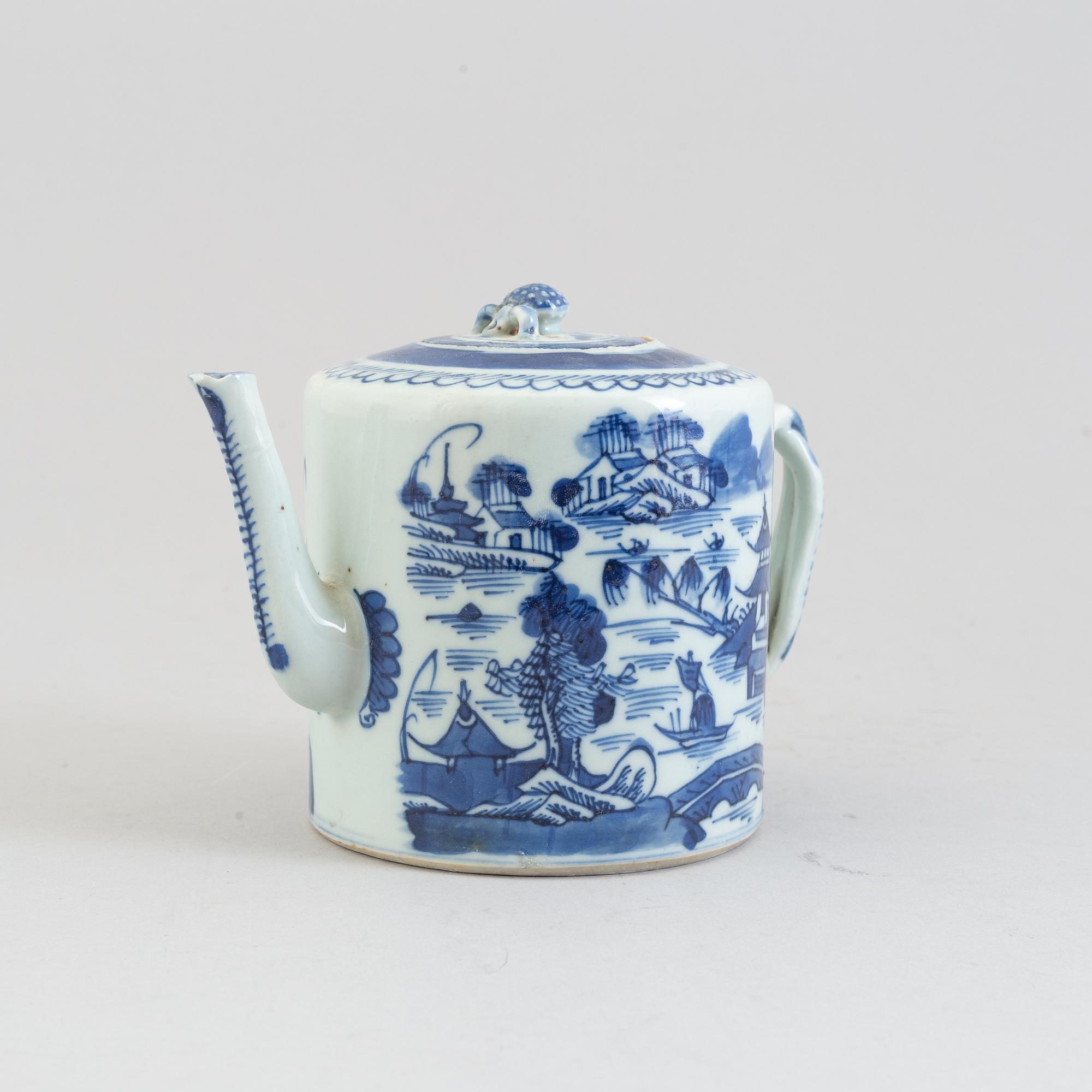 Two teapots with cover, Qing dynasty, late 19th century.