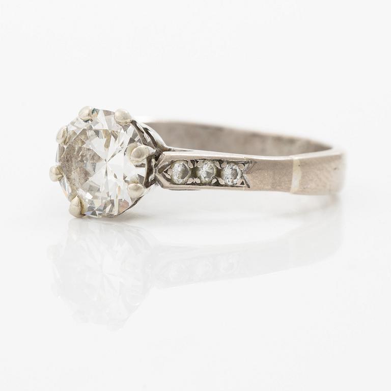 Ring in 18K white gold set with a brilliant-cut diamond.