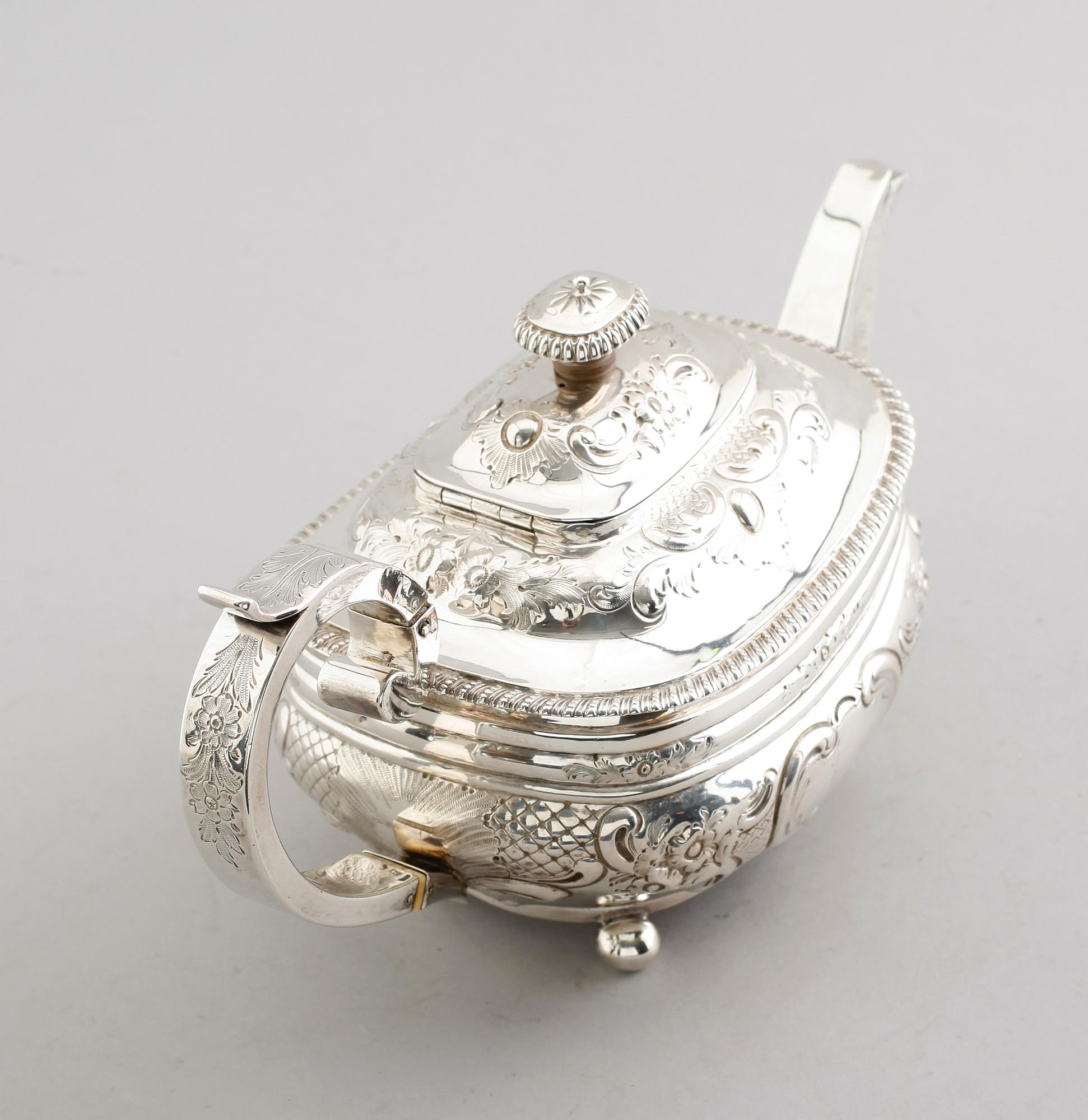 TEKANNA, silver, James Barber & William Whitwell, York 1815. Vikt ca 670 gram.
