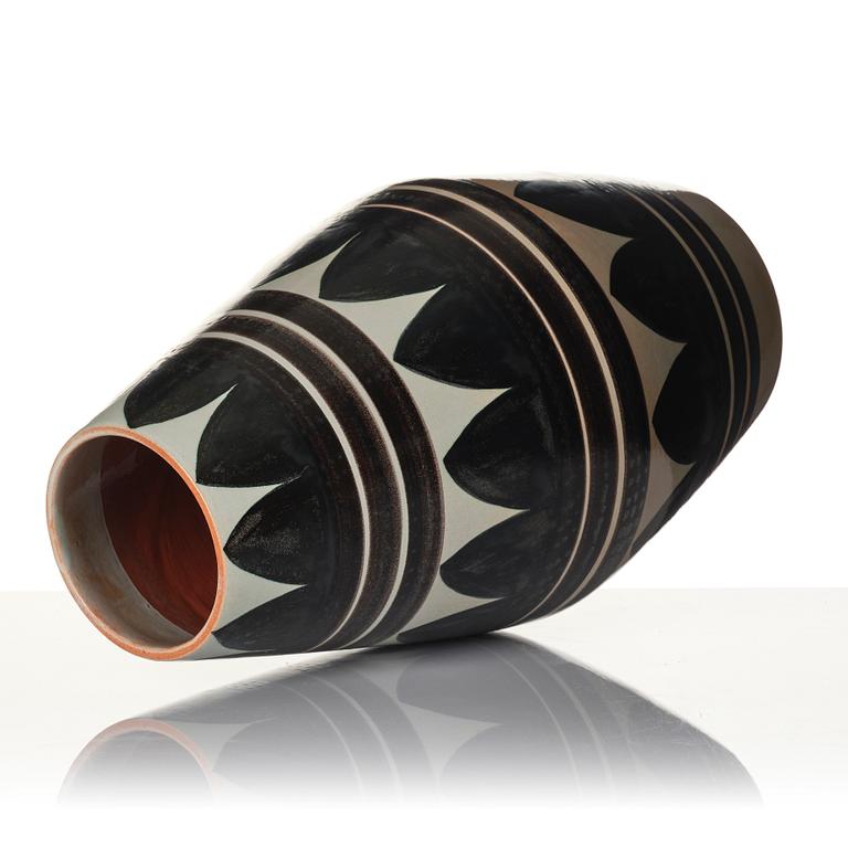 Carl-Harry Stålhane, golvvas, s k "Torro-fajans", dekor av Aune Laukkanen, Rörstrand.