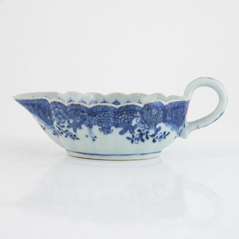 A Chinese export porcelain blue and white sauce boat, Qing dynasty, Qianlong (1736-95).