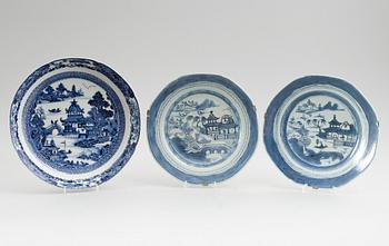 SKÅLFAT OCH TALLRIKAR, 3 delar, Kina, 1800-tal.