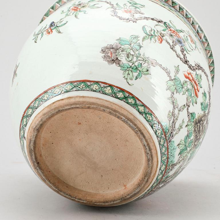 FISKBASSÄNG, porslin, Kina, 1900-tal.