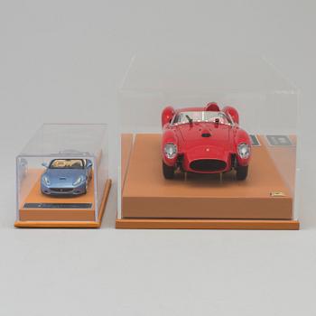 2 scale models of Ferrari 250 Testa Rossa and California.