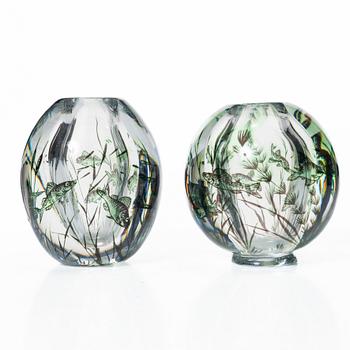 Edward Hald, vaser, 2 st, "fiskgraal" glas, Orrefors 1945 och 1952.
