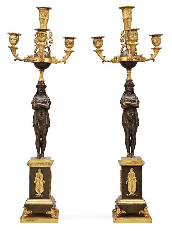 KANDELABRAR, för fyra ljus, ett par. Frankrike, 1800-talets början. Empire.