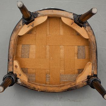 STOLAR, ett par samt KARMSTOL, sengustaviansk. omkring år 1800.