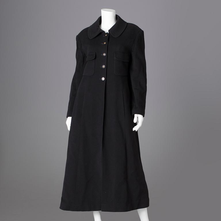 A cashmere Chanel Boutique coat, French size 38.