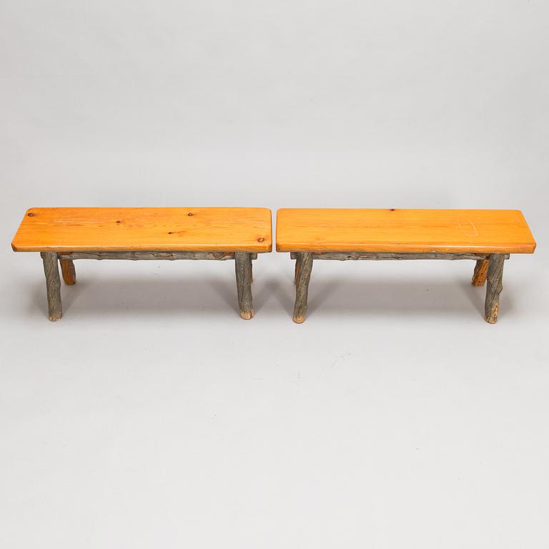 Bänkar, 2 st, utförda av Eero Turunen, Lieksa 1976.