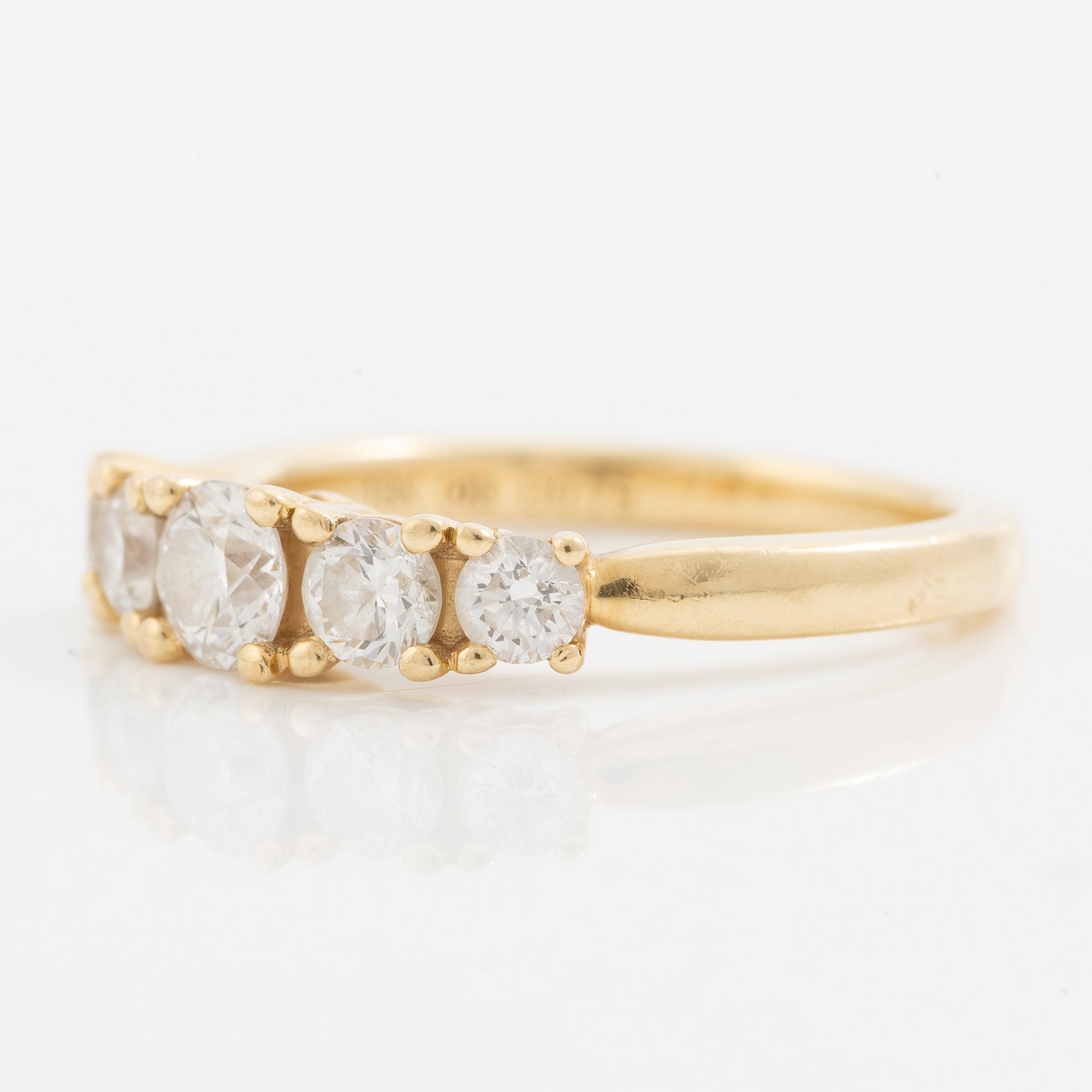Ring in 18K gold set with five brilliant-cut diamonds, a total of 0.78 ct.