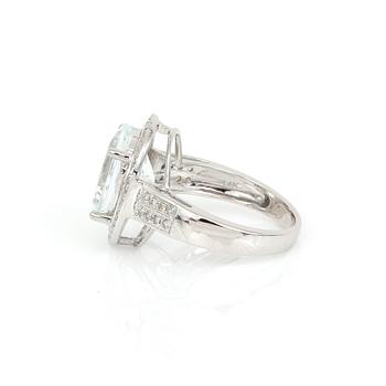 RING, 14K vitguld med ovalslipad goshenit ca 1,50 ct och små diamanter. Total vikt ca 4,83 g.