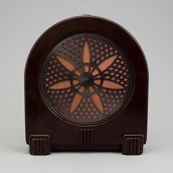 A radio and a loudspeaker, including Philips, 1930´s/40´s.